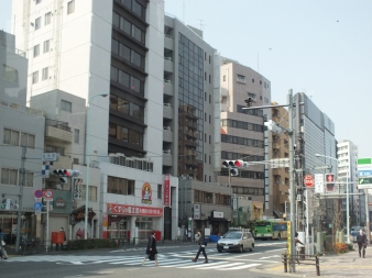 Mid-rise buildings and small-compacted streets
